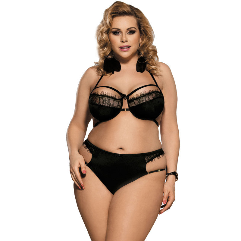 Curves in Confidence: Plus Size Black Lace Lingerie Set